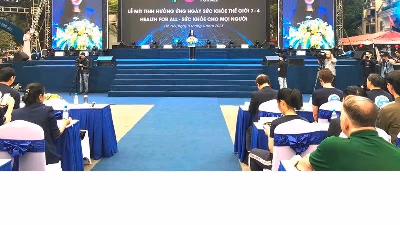 Bộ trưởng Y tế Đào Hồng Lan phát biểu tại lễ mít-tinh. 