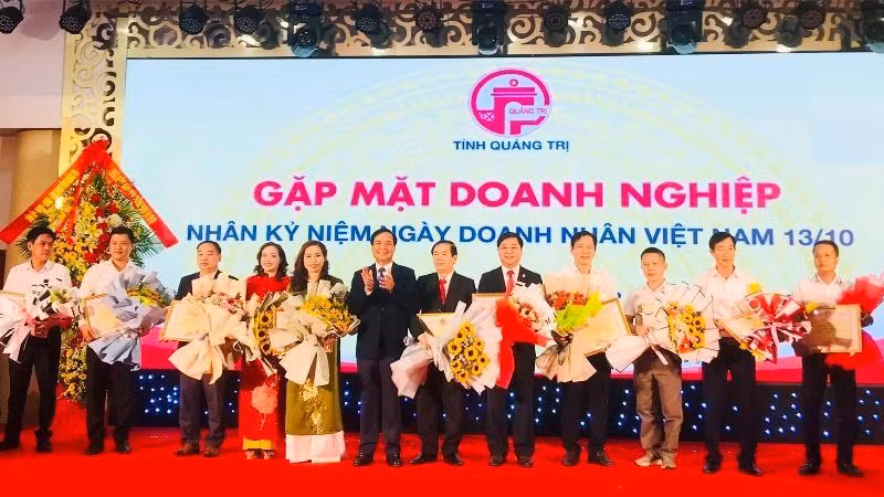 Lãnh đạo tỉnh Quảng Trị tặng bằng khen cho các doanh nghiệp tiêu biểu.