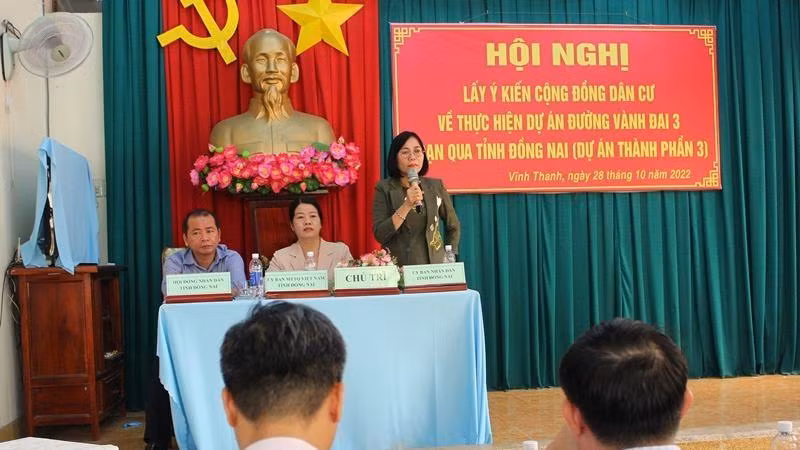 Lãnh đạo Ủy ban nhân dân tỉnh Đồng Nai trả lời ý kiến của người dân xã Vĩnh Thanh, huyện Nhơn Trạch.