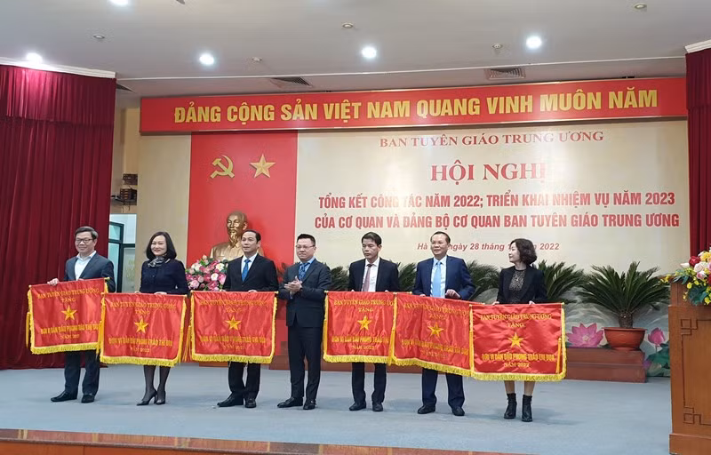 Đồng chí Lê Quốc Minh, Ủy viên T.Ư Đảng, Tổng Biên tập Báo Nhân dân, Phó trưởng Ban Tuyên giáo Trung ương, Chủ tịch Hội Nhà báo Việt Nam trao Cờ thi đua của Ban Tuyên giáo Trung ương tặng các đơn vị dẫn đầu phong trào thi đua.