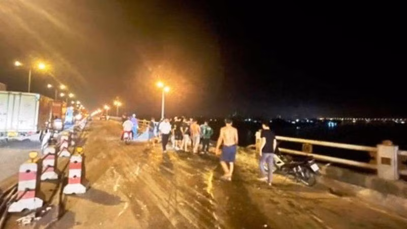 Khu vực xe đầu kéo húc đổ lan can cầu Thanh Trì và lao xuống sông. (Ảnh: Internet)