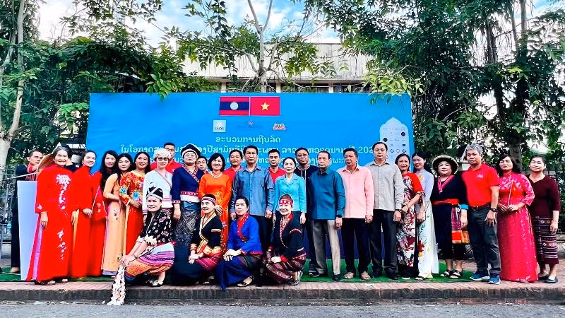 Các đại biểu chụp ảnh lưu niệm tại sự kiện. (Ảnh: Nguyễn Hải Tiến)