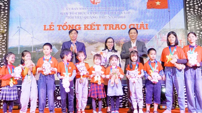 Lãnh đạo tỉnh Quảng Trị trao giải thưởng cho nhóm học sinh làm clip quảng bá du lịch làng nghề truyền thống nón lá Trà Lộc.