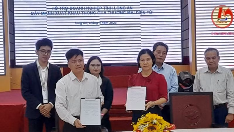 Công ty OSB ký kết biên bản ghi nhớ với Sở Công thương Long An về việc hỗ trợ doanh nghiệp đẩy mạnh xuất khẩu thông qua thương mại điện tử.