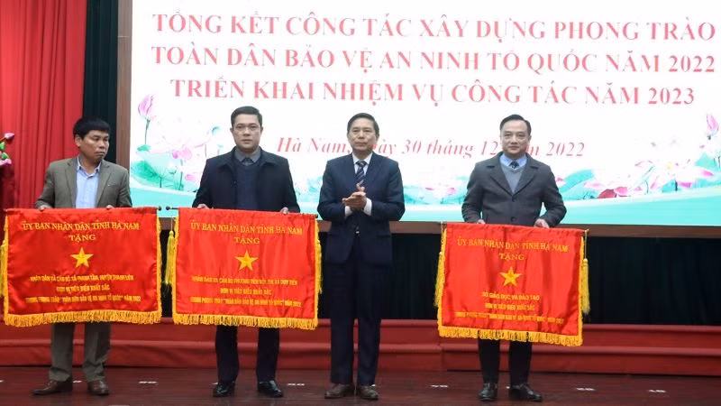 Trao Cờ thi đua xuất sắc của UBND tỉnh cho các tập thể có thành tích xuất sắc trong xây dựng phong trào toàn dân bảo vệ an ninh Tổ quốc năm 2022. 