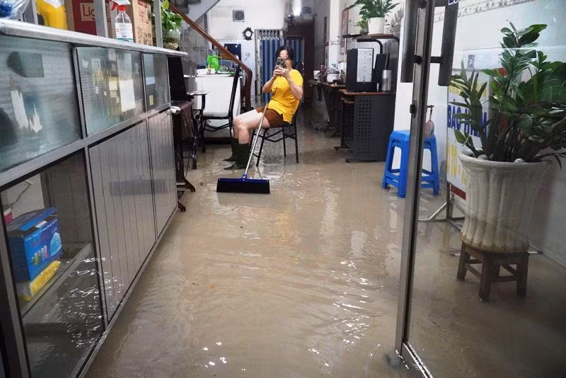 Nước tràn vào nhà một người dân ở khu phố 1, phường Long Bình Tân sau trận mưa.