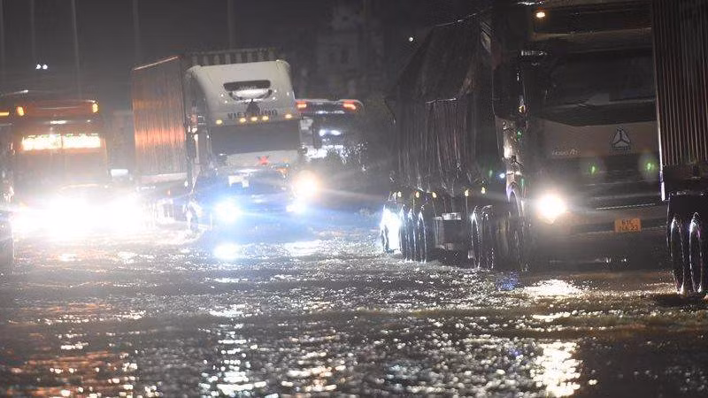 Phương tiện ùn ứ trên Quốc lộ 51 do nước ngập sâu.