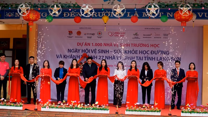 Cắt băng khánh thành 27 công trình nhà vệ sinh trường học tại tỉnh Lạng Sơn.