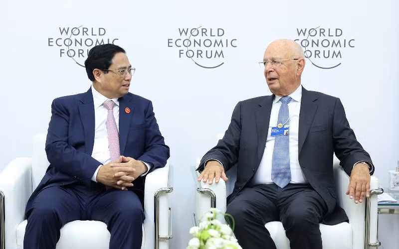 Thủ tướng Phạm Minh Chính và Nhà sáng lập kiêm Chủ tịch điều hành WEF Klaus Schwab.