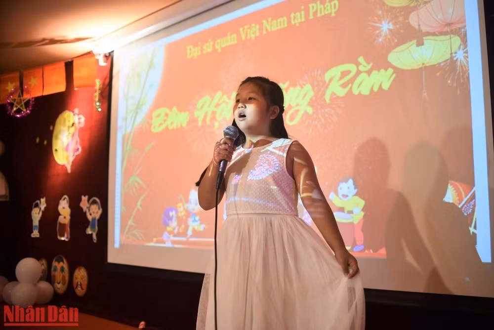 Những bài hát quen thuộc của đêm hội trăng rằm được tái hiện qua giọng ca dễ thương của các bạn nhỏ. (Ảnh: MINH DUY)