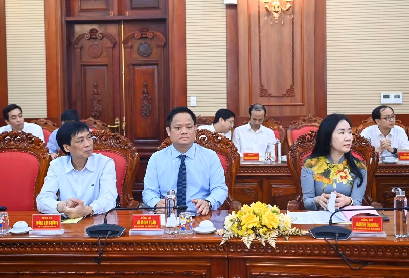 Các đại biểu dự buổi làm việc. (Ảnh DUY LINH)