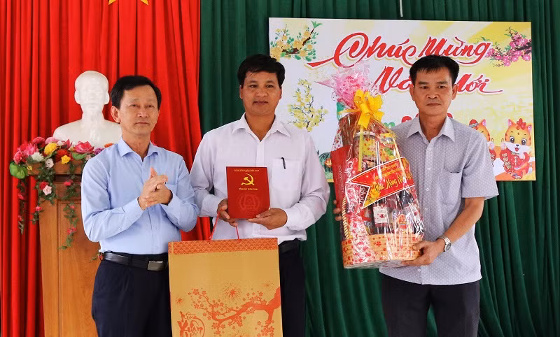 Đồng chí Dương Văn Trang (ngoài cùng bên trái) tặng quà cho cán bộ, nhân dân xã Đăk Long, huyện Đăk Glei.