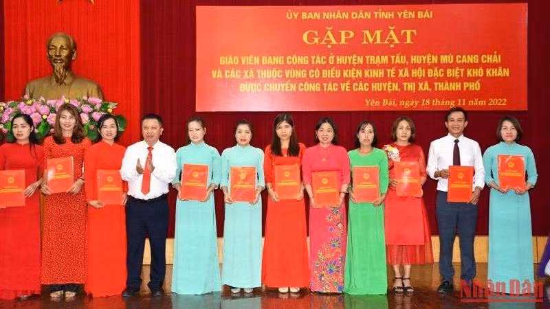 Giám đốc Sở Nội vụ tỉnh Yên Bái Nguyễn Văn Trọng trao quyết định cho giáo viên vùng đặc biệt khó khăn được chuyển vùng.