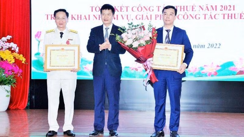 Cục Thuế tỉnh Vĩnh Phúc nhận bằng khen vì đạt thành tích xuất sắc trong thu thuế năm 2021.