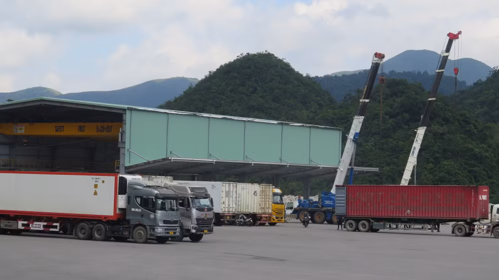 Bến xe Tân Thanh, Văn Lãng, (Lạng Sơn), tiếp nhận hàng hóa nhập khẩu, để vào kho hàng của Công ty cổ phần vận tải thương mại Bảo Nguyên. (Ảnh: Vi Hùng Tráng)