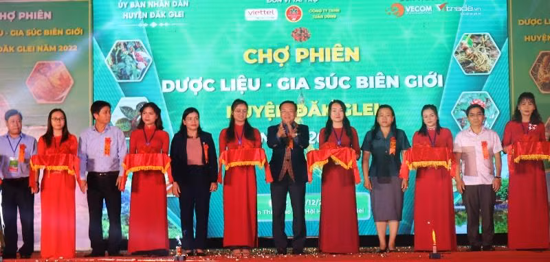 Cắt băng Khai mạc Chợ phiên Dược liệu-Gia súc biên giới huyện Đăk Glei.
