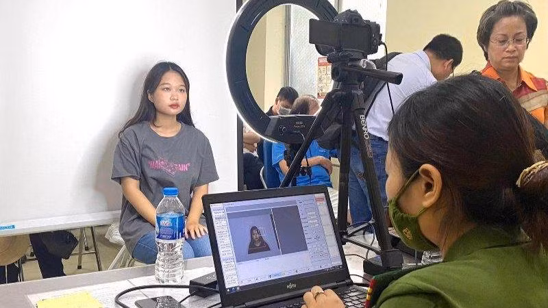 Công an phường Thành Công (quận Ba Đình, Hà Nội) làm thủ tục cấp căn cước công dân gắn chip cho người dân, sáng 27/7.