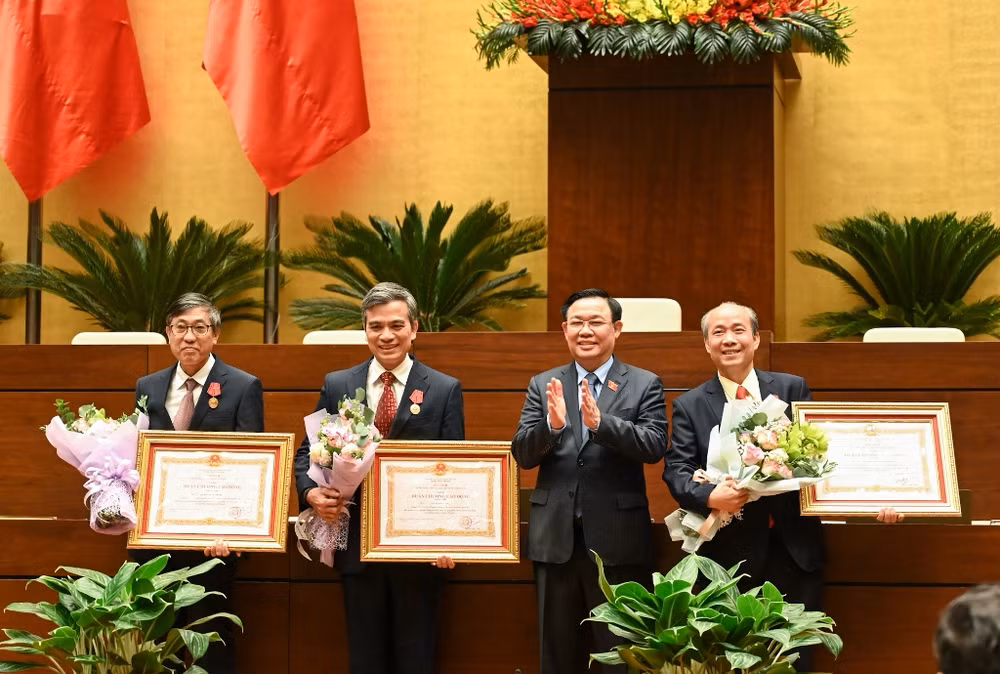 Chủ tịch Quốc hội Vương Đình Huệ trao Huân chương Lao động hạng Nhì cho các cá nhân đã có thành tích xuất sắc trong quá trình công tác góp phần vào sự nghiệp xây dựng chủ nghĩa xã hội và bảo vệ Tổ quốc. Chủ tịch Quốc hội Vương Đình Huệ trao Huân chương Lao động hạng Nhì cho các cá nhân đã có thành tích xuất sắc trong quá trình công tác góp phần vào sự nghiệp xây dựng chủ nghĩa xã hội và bảo vệ Tổ quốc.