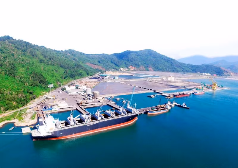 Hàng hóa vận chuyển bằng container đi, đến cảng Chân Mây.