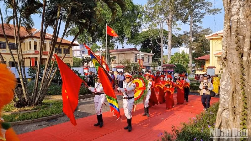 Đoàn lãnh đạo tỉnh Vĩnh Long tiến vào Nhà thờ Vua Hùng trong khuôn viên Bảo Tàng tỉnh Vĩnh Long để dâng hương, dâng vật phẩm lên Vua Hùng.