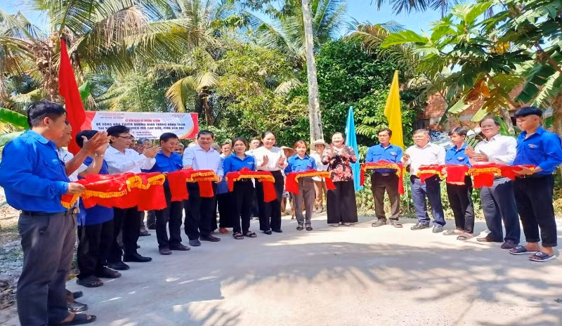 Lãnh đạo Đảng ủy Khối các cơ quan Trung ương tại Thành phố Hồ Chí Minh, Tổng công ty Phát điện 3 và lãnh đạo địa phương cắt băng khánh thành 2 tuyến đường nông thôn tại tỉnh Bến Tre.