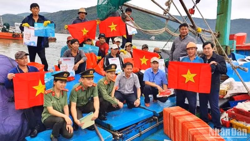 Ban Quản lý Cảng cá tỉnh Bình Định, Sở Nông nghiệp và Phát triển Nông thôn phối hợp Phòng Cảnh sát kinh tế (PC03), Công an Bình Định tặng quà Tết cho 20 ngư dân của Thị xã Hoài Nhơn, tỉnh Bình Định.