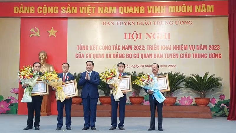 Đồng chí Nguyễn Trọng Nghĩa trao Huân Chương Lao động tặng các cá nhân có đóng góp xuất sắc trong lĩnh vực công tác.