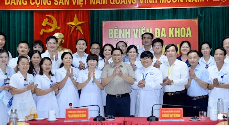 Thủ tướng Phạm Minh Chính với lãnh đạo, cán bộ, y bác sĩ, nhân viên y tế Bệnh viện đa khoa tỉnh Bắc Kạn.