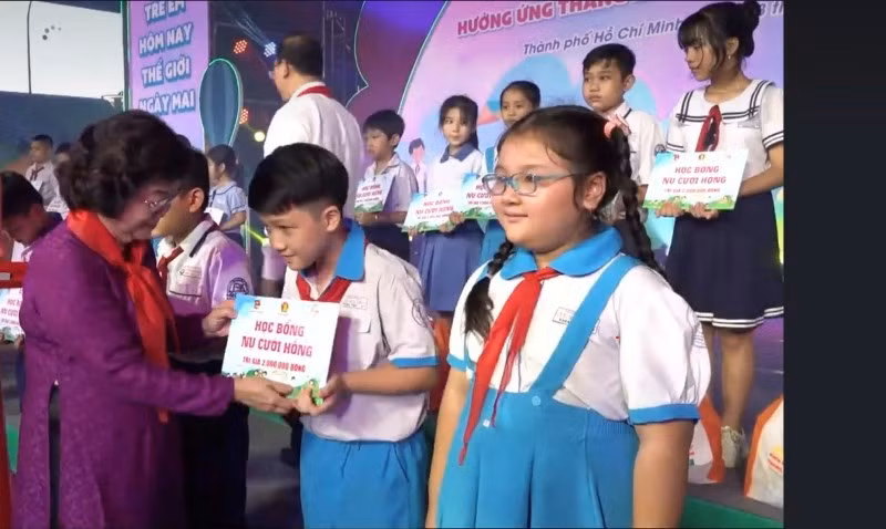 Đồng chí Trương Mỹ Hoa tặng quà cho các em thiếu nhi nhân dịp hè 2023. 