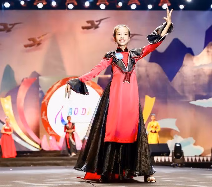 Phần trình diễn áo dài của các em nhỏ trong chương trình.