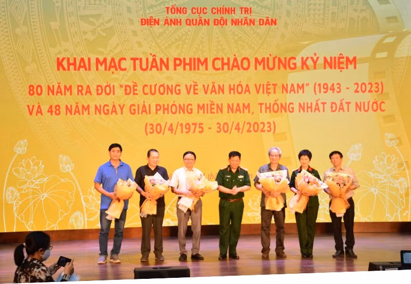 Thiếu tướng Lê Xuân Sang tặng hoa các nghệ sĩ và đơn vị sản xuất có phim tham gia Tuần phim. 