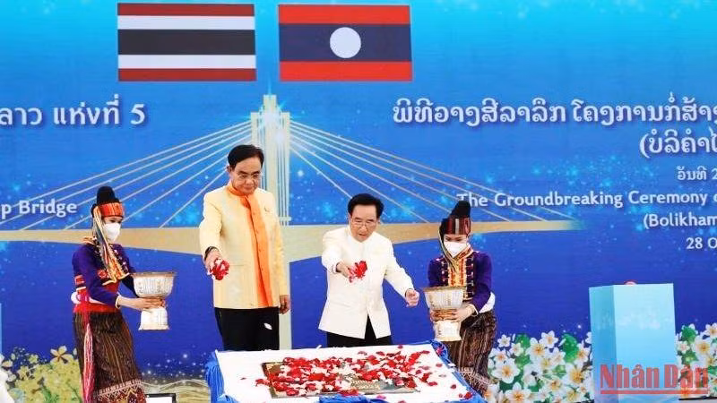 Thủ tướng Chính phủ Lào Phankham Viphavanh và Thủ tướng Thái Lan Prayut Chan-o-cha đồng chủ trì Lễ động thổ.