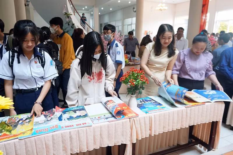 Nhiều bạn đọc trẻ thích thú đến tham quan và đọc báo xuân Quý Mão.