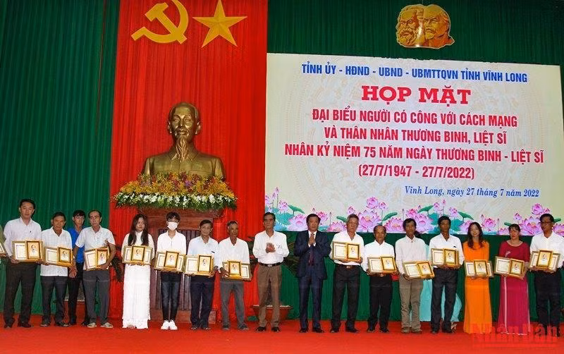 Lãnh đạo tỉnh Vĩnh Long tặng Bằng khen cho gia đình người có công tiêu biểu tỉnh Vĩnh Long. (Ảnh: BÁ DŨNG)