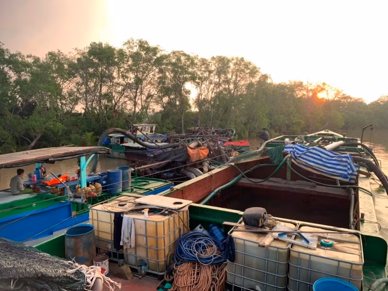 Các phương tiện khai thác cát trái phép trên địa bàn huyện Tân Phú Đông (Tiền Giang) bị lực lượng chức năng bắt giữ.
