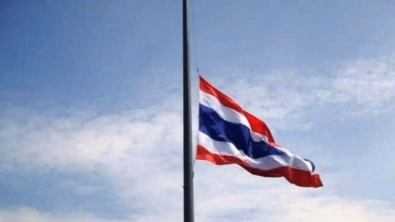 Thủ tướng Thái Lan Prayut Chan-o-cha yêu cầu các cơ quan Chính phủ và doanh nghiệp nhà nước treo cờ rủ để tưởng nhớ các nạn nhân trong vụ thảm sát ở tỉnh Nong Bua Lamphu. (Nguồn: Thaiger)