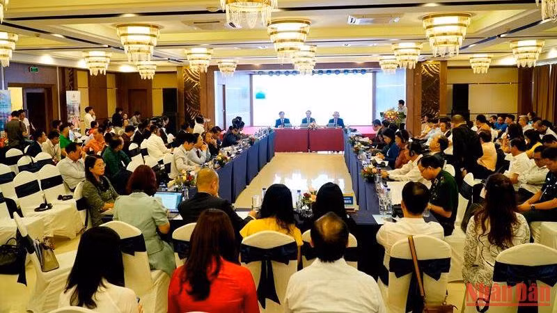 Đại biểu dự Hội thảo liên kết phát triển du lịch vùng biên giới Việt Nam-Lào.