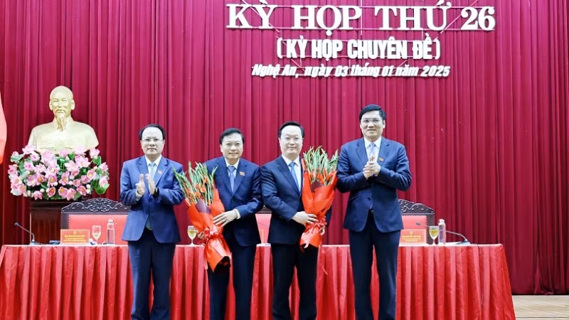 Tặng hoa chúc mừng Bí thư Tỉnh ủy Nghệ An Nguyễn Đức Trung và tân Chủ tịch ủy ban nhân dân tỉnh Nghệ An Lê Hồng Vinh.