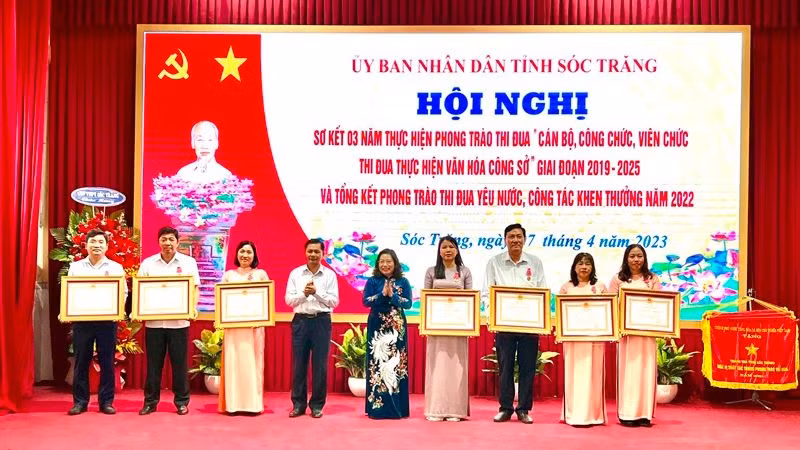 Trao Huân chương Lao động của Chủ tịch nước cho các tập thể, cá nhân đạt thành tích xuất sắc phong trào thi đua 3 năm qua của tỉnh Sóc Trăng.