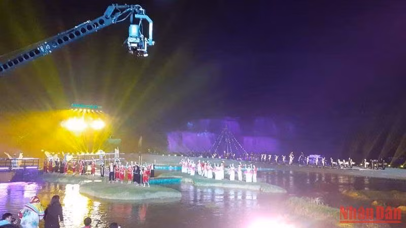 Chương trình “Lễ hội ánh sáng” khai mạc lễ hội du lịch thác Bản Giốc năm 2019.