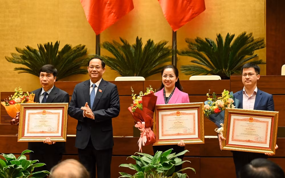Phó Chủ tịch Quốc hội Trần Quang Phương trao Bằng khen của Thủ tướng Chính phủ cho các tập thể và cá nhân. Phó Chủ tịch Quốc hội Trần Quang Phương trao Bằng khen của Thủ tướng Chính phủ cho các tập thể và cá nhân.