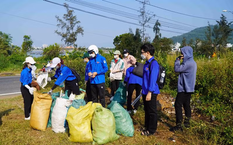 Hoàn thành dọn bãi rác với hơn 10 bao tải.
