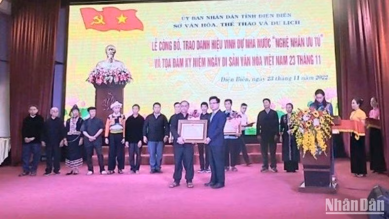 Thừa ủy quyền của Chủ tịch nước, Phó Chủ tịch Thường trực UBND tỉnh Điện Biên Phạm Đức Toàn trao bằng cho các nghệ nhân. 