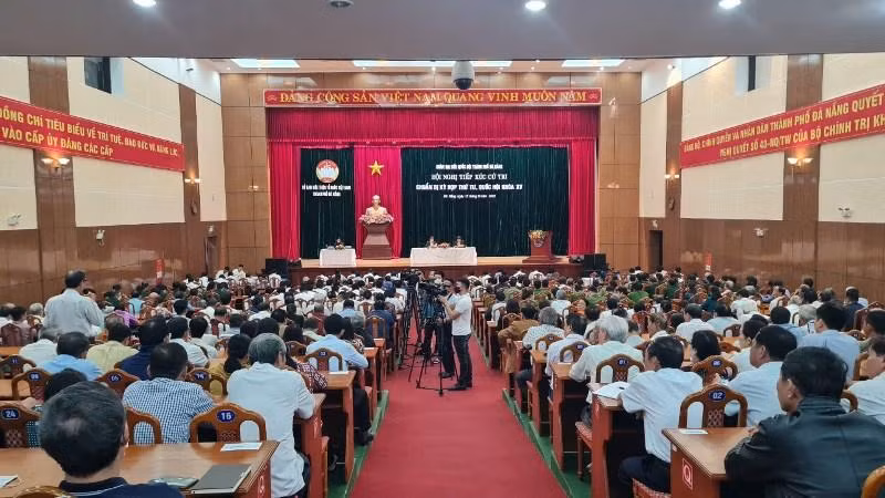 Đoàn đại biểu Quốc hội đơn vị Đà Nẵng tiếp xúc cử tri hai quận Sơn Trà và Ngũ Hành Sơn. 