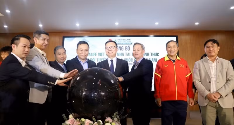 Lãnh đạo VFF và nhà tài trợ tại lễ công bố.