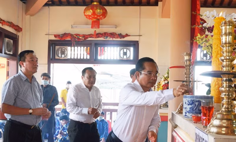 Bí thư Tỉnh ủy Long An Nguyễn Văn Được (người đầu tiên) dâng hương Vía Bà Ngũ hành Long Thượng.