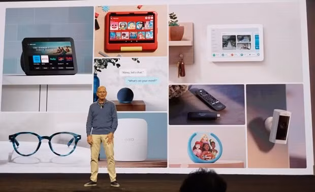 Phó Chủ tịch phụ trách mảng thiết bị và dịch vụ của Amazon, ông Dave Limp, trong buổi giới thiệu thiết bị năm 2023 của Amazon. (Nguồn: The verge)