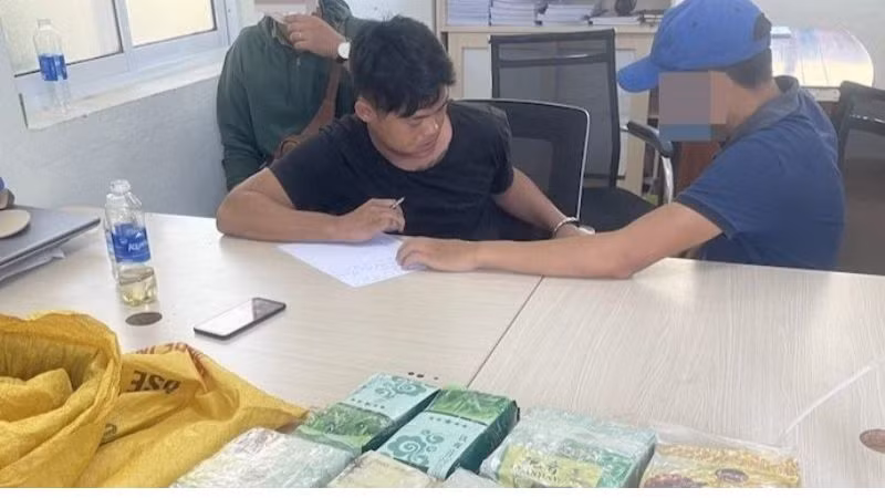 Bắt giữ đối tượng vận chuyển trái phép 9kg ma túy vào Đà Nẵng. (Ảnh Công an cung cấp)