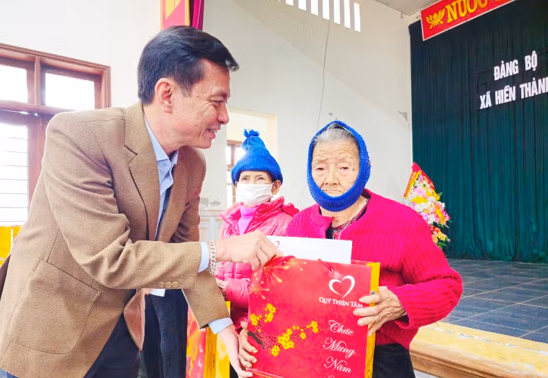 Đại điện Báo Nhân Dân tại Quảng Trị tặng quà Tết người dân có hoàn cảnh khó khăn ở xã Hiền Thành, huyện Vĩnh Linh. Ảnh: Lâm Quang Huy