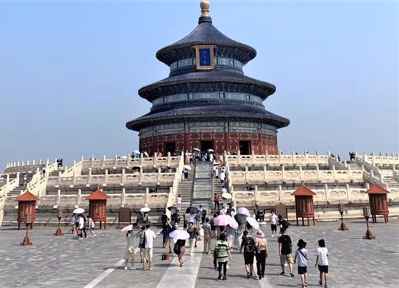 Ảnh minh họa: Năm 2023, Trung Quốc tập trung thúc đẩy tăng trưởng kinh tế (trong ảnh: Khách du lịch tham quan công viên Thiên Đàn ở thủ đô Bắc Kinh). (Ảnh: HỮU HƯNG)